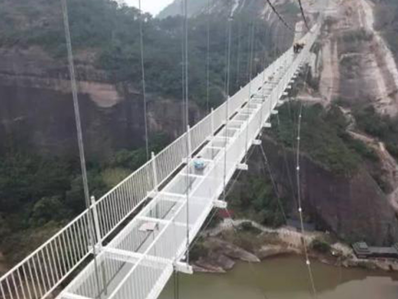 玻璃吊橋受到外國人質(zhì)疑，不遠萬里來砸橋，結(jié)局讓人很無奈
